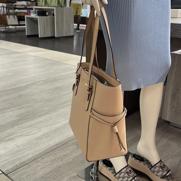 Michael Kors Voyager Saffiano Leather Tote Bag
Style#30H1GV6T4T
NWT
OYSTER - Picture 10 of 16
